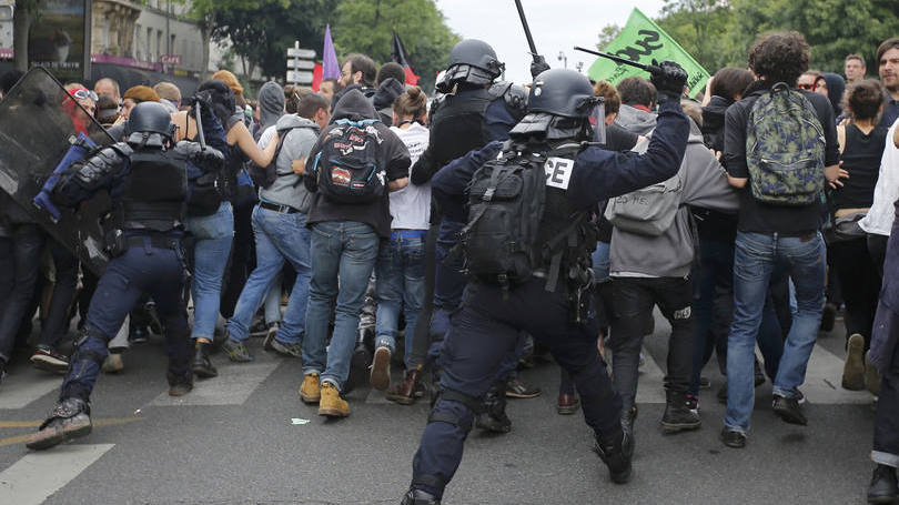 França

Pela décima primeira vez em quatro meses, dezenas de milhares de opositores a uma reforma trabalhista foram às ruas na terça-feira na França, em uma atmosfera tensa em Paris, com confrontos e prisões.